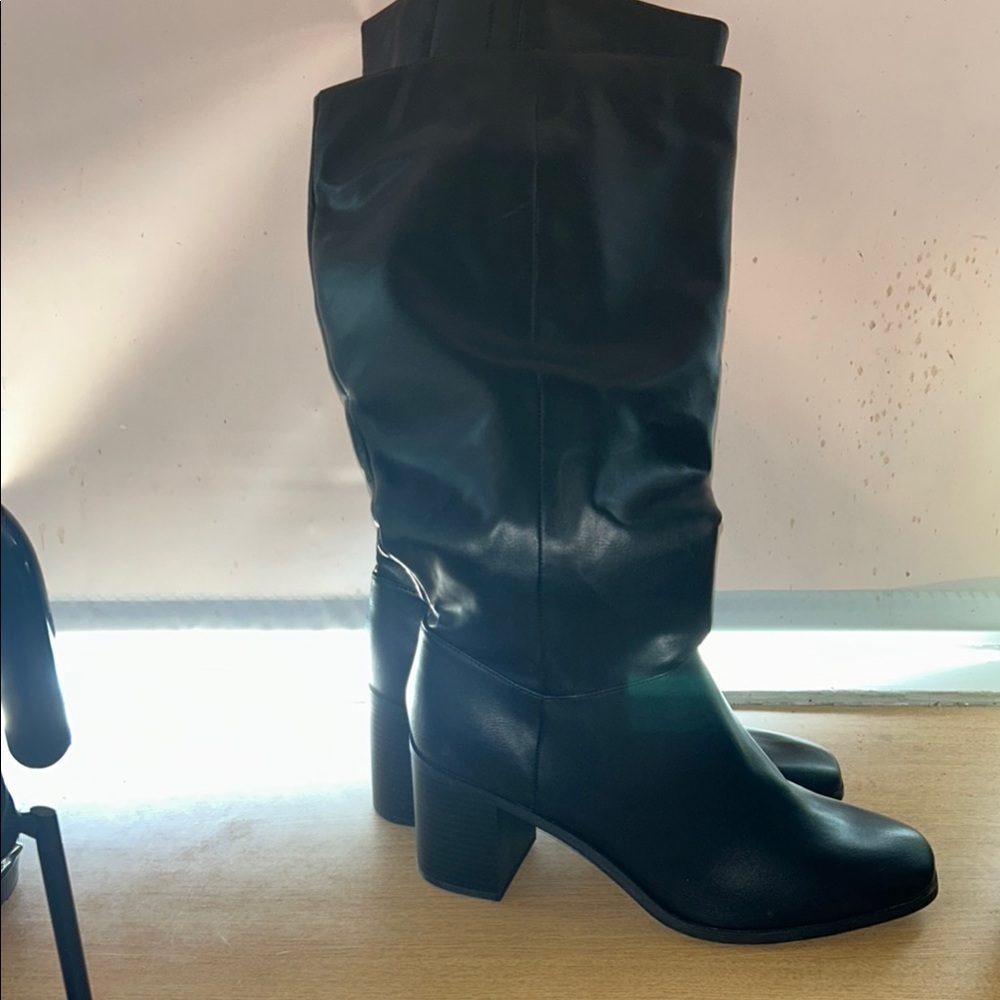 Black Winter Boots with Glossy Finish and Moderate Heel